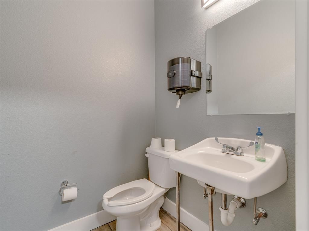 525 E Main St, Midlothian, TX 76065